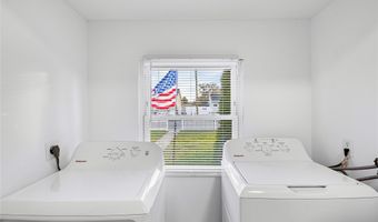 4 Somerset Rd N, Amityville, NY 11701