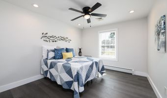 422 Maple Dr, Belford, NJ 07718