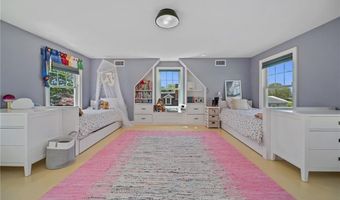 9 Casey Ct, Newport, RI 02840