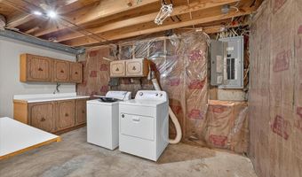 7 Springlake Ct, Ballwin, MO 63011