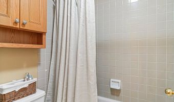 6 Waverly Ct, Algonquin, IL 60102