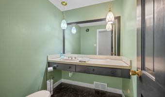 96 Oak Hill Dr, Bristol, CT 06010