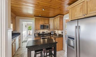 11 Freeman Rd, Albany, NY 12208