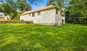 7 Foxwood Dr, Lincoln, RI 02865