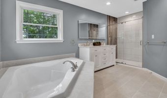 305 Mountainside Dr, Alloway, NJ 07422