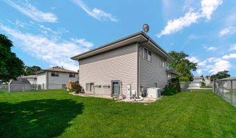 2042 W Spring Ridge Dr, Arlington Heights, IL 60004