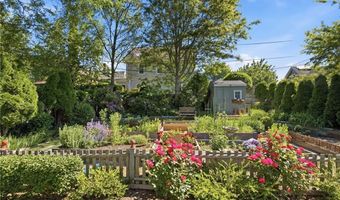 6 Brooks Ave, Newport, RI 02840