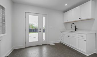 2777 Donna Dr, Columbus, OH 43220