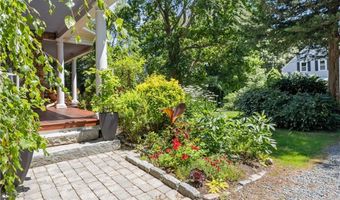 93 Kickemuit Ave, Bristol, RI 02809