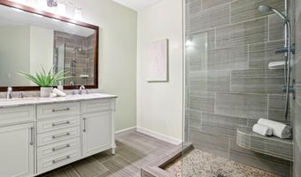 4691 LONGSTREET Ln 202, Alexandria, VA 22311