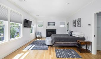 3 Oak St, Middletown, RI 02842