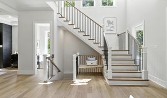 8202 MOCKINGBIRD Dr, Annandale, VA 22003