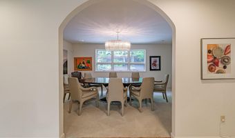 15 Inverness Rd, Falmouth, ME 04105