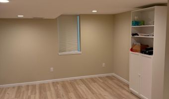 3925 Waldenwood Dr, Ann Arbor, MI 48105