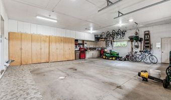 2151 332nd Ave, Dyersville, IA 52040