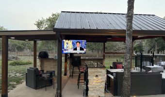 828 Shady Grv, Adkins, TX 78101