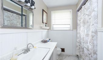 37 Squantum Dr, Middletown, RI 02842