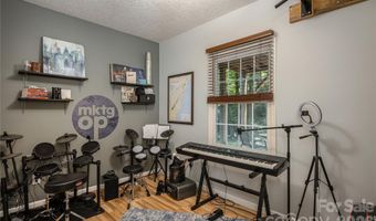 7 Oak Hollow Dr, Asheville, NC 28805