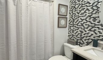 8 Scuppo Rd APT 13, Danbury, CT 06811