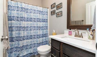 916 35th St SW, Altoona, IA 50009