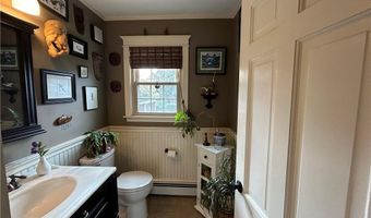 7 Boulevard E, Middletown, RI 02842