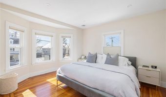 26 Narragansett Ave, Newport, RI 02840