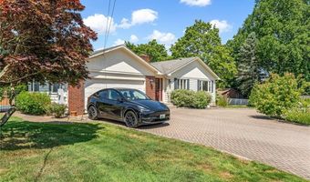 94 Greening Ln, Cranston, RI 02920