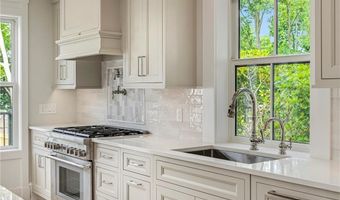 28 Mount Vernon St, Newport, RI 02840