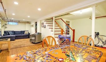 12 Harbour Ter, Cranston, RI 02905