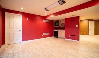 570 Castle Ridge Dr, Ballwin, MO 63021