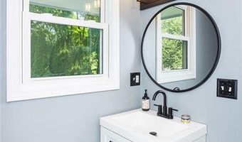 12 Ellen St, Bristol, RI 02809