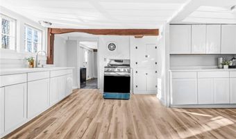 1382 Hope St, Bristol, RI 02809