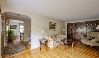 8 Carlson Cir, Boston, MA 02132