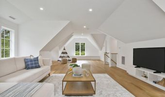 8 Fado Ln, Cos Cob, CT 06807