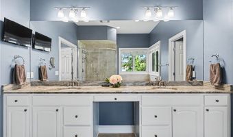 560 Club Dr, Aurora, OH 44202