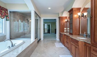 15 Logging Trail Ln, Brookfield, CT 06804