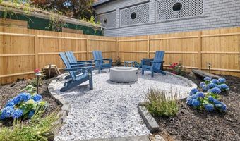 5 Tews Ct, Newport, RI 02840