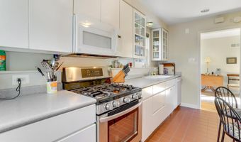 2700 N DINWIDDIE St N, Arlington, VA 22207