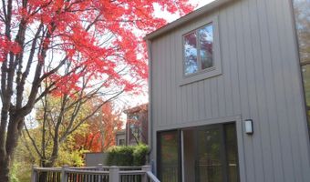 2134 Overlook Ct, Ann Arbor, MI 48103