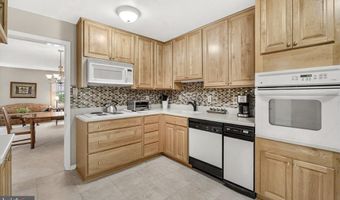 7504 WESTLAKE Ter 25, Bethesda, MD 20817