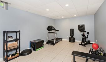 225 Linwood Ln, Aurora, OH 44202