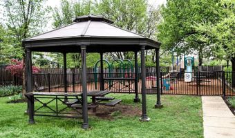 2829 S ABINGDON St B, Arlington, VA 22206