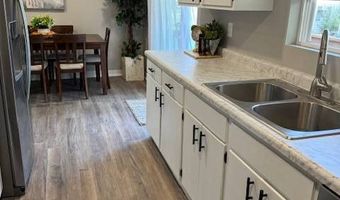 624 J St, Aurora, NE 68818