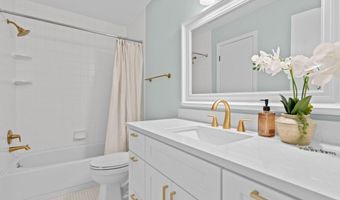 2250 Rivenoak Ct, Ann Arbor, MI 48103