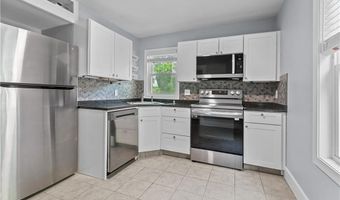 94 E Main Rd, Middletown, RI 02842