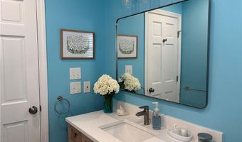 28 Mast Ct, Middletown, RI 02842