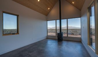 8 Quonset Way, Carson, NM 87517