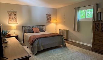 906 Dora Ln, Aurora, OH 44202