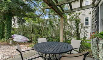 2 Lasalle Pl, Newport, RI 02840