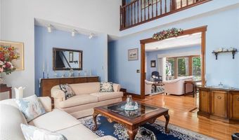 10 Oak Hill Dr, Lincoln, RI 02865